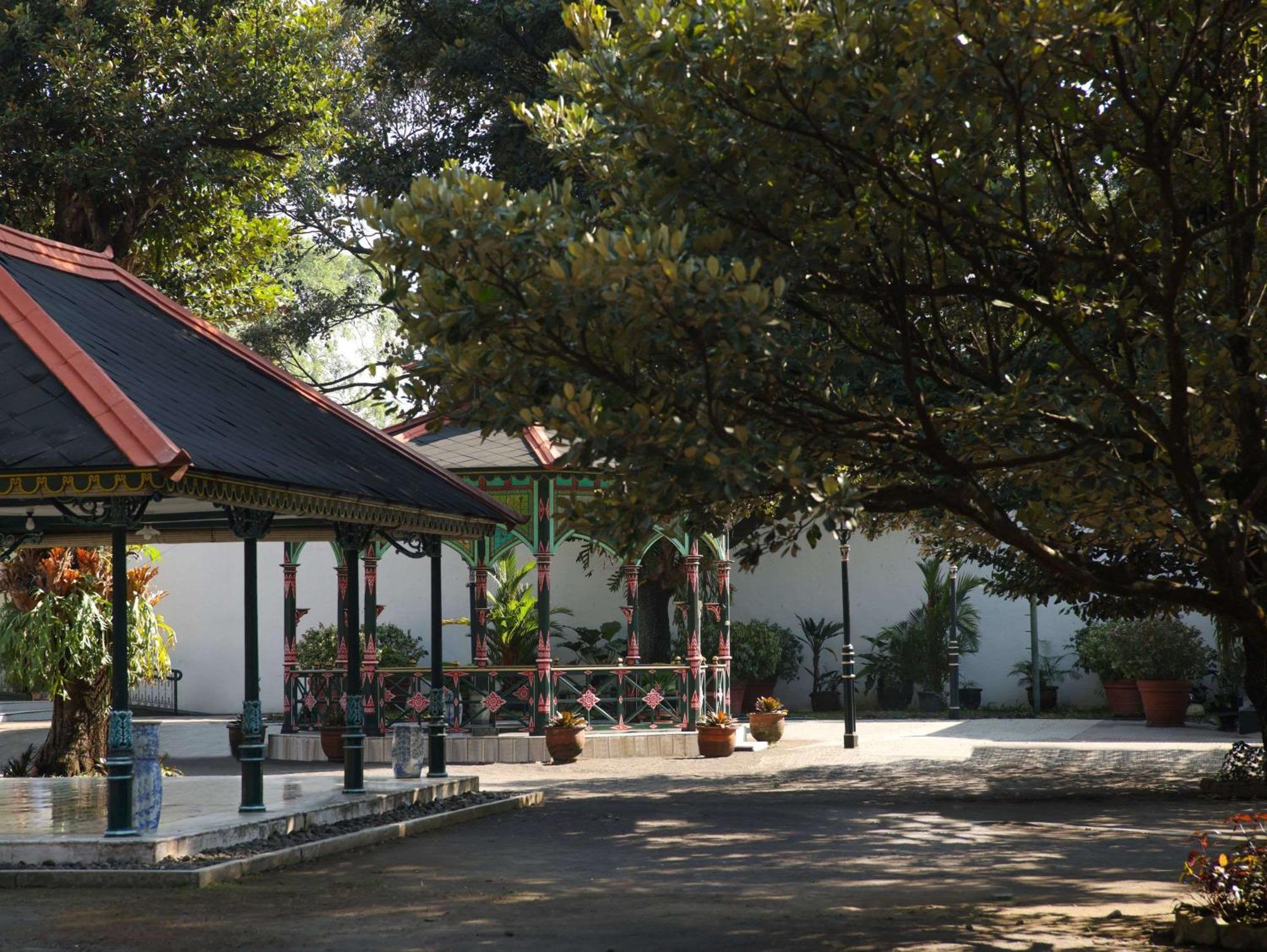 Отель Garrya Bianti Yogyakarta Слеман Экстерьер фото